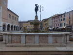 Fano, Brunnen Fontana della Fortuna an der Piazza Venti Settembre (31.03.2022)