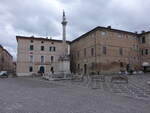 Urbania, Sule und Huser an der Piazza San Cristoforo (01.04.2022)