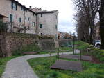 Urbania, Teil der Stadtmauer in der Via della Rocca (01.04.2022)