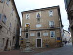 Urbino, Palazzo Comunale an der Via Vittorio Veneto (01.04.2022)