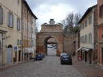 Urbino, Stadttor am Ende der Via Giuseppe Mazzini (01.04.2022)