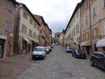 Urbino, historische Huser in der Via Giuseppe Mazzini (01.04.2022)