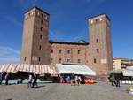 Fossano, Castello dei Principi d´Acaja an der Piazza Castello, erbaut bis 1314 als quadratisches mittelalterliches Schloss mit vier Ecktürmen (03.10.2018)
