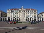 Cuneo, Gebude der Unicredit Bank und Denkmal fr Giuseppe Barbaroux (03.10.2018)