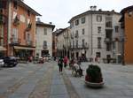 Varallo, Gebude an der Piazza Calderini in der Altstadt (05.10.2018)