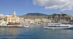 Dei Stadt Lipari auf der gleichnamigen Insel vom Boot aus gesehen.
