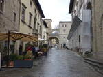 Sansepolcro, Dom und Stadttor in der Via Giacomo Matteotti (02.04.2022)