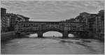 Die Ponte Vecchio die älteste Brücke von Florenz.Einst hatten viele Metzger ihre Läden auf der Brücke, da es praktisch war die Abfälle direkt in den Fluss zu werfen.