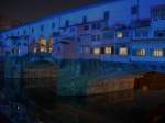 Die stliche Seite der Ponte Vecchio wird bei Dunkelheit blau angeleuchtet.