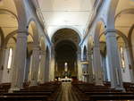 Certaldo, Innenraum der Pfarrkirche San Tommaso, dreischiffige Kirche die durch zwei Reihen runder Bgen getrennt ist (17.06.2019)