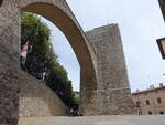 Massa Marittima, Arco Senese an der Piazza Giacomo Matteotti (22.05.2022)