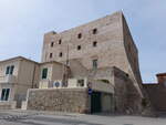 Piombino, Castello, erbaut 1225 als Osttor des mittelalterlichen Stadtmauerrings (22.05.2022)