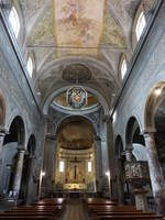 Pietrasanta, Innenraum der Kathedrale San Martino, Gemlde von Luigi Ademollo, Marmorkanzel von Donato Benti (16.06.2019)