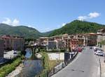 Castelnuovo di Garfagnana, Ausblick von der Burg auf die Ponte della Madonna ber den Kanal Turrite Secca (16.06.2019)