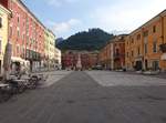 Carrara, Huser an der historischen Ortsmitte Piazza Alberica (16.06.2019)