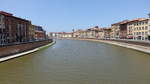 Pisa, Huser entlang der Straen Lungarno Antonio Pacinotti und Lungarno Gambacorti am Arno Fluss (18.06.2019)