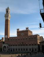 Der Palzzo Pubblico mit dem Wahrzeichen von Siena dem Torre del Mangia.( 13.11.2007)