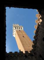 Das Wahrzeichen der Stadt Siena ragt 102 Meter in den Himmel.