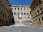 Siena, Palazzo Salimbeni mit Statue von Sallustio Bandini, Sitz der Bank Monte dei Paschi di Siena (17.06.2019)