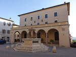 Chiusi, Brunnen und Palazzo an der Piazza XX Settembre (21.05.2022)