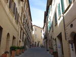 Montepulciano, Huser in der Strae Borgo di Buio (21.05.2022)
