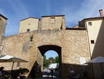 Pienza, Stadttor an der Piazza Martiri della Liberta (21.05.2022)