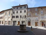 San Quirico d’Orcia, historische Huser an der Piazza Chigi (21.05.2022)