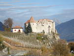 Schloss Kastelbell, das Schloss befindet sich auf einem Felsvorsprung oberhalb der Etschtalstrasse, erbaut um 1200 von den   Herren von Montalban (01.11.2017)