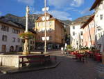 Kaltern, Marienbrunnen und Volksschule am Marktplatz (27.10.2017)