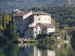 Das Castel Toblino ist eine Burg auf einer Halbinsel des Lago di Toblino am Ende des Valle dei Laghi (01.11.2017)