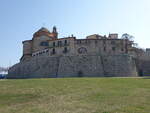 Castiglione del Lago, Aufgang zur Altstadt mit Stadtmauer (26.03.2022)