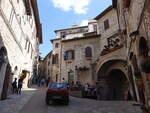 Assisi, historische Huser in der Via San Rufino (26.03.2022)