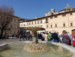 Assisi, historischer Brunnen in der Via Santa Chiara (26.03.2022)