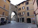 Perugia, Stadttor Porta Pesa in der Via del Roscetto (26.03.2022)