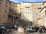 Perugia, Brunnen und Gebude an der Piazza Piccino (26.03.2022)