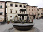 Spello, Brunnen und Huser an der Piazza della Repubblica (27.03.2022)