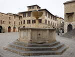 Bevagna, Brunnen an der Piazza Filippo Silvestri (27.03.2022)