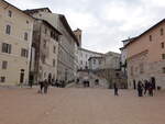 Spoleto, Huser und Treppenanlage an der Piazza del Duomo (27.03.2022)