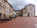 Gubbio, Palazzo Pretorio, erbaut bis 1349 an der Piazza Grande (01.04.2022)