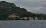 Diesen Fels Auslufer, Punta San Vigilio, mssen wir in Richtung Garda mit dem Schiff umfahren.