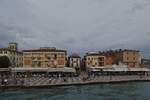 Blick auf die Strandpromenade von Lazise, kurz bevor unser Schiff am Anleger anlegt.