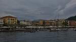 Blick auf Bardolino, weil ein anderes Schiff den Anleger von Bardolino belegt mssen wir kurz Anhalten.