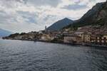 Nach dem Verlassen des Anlegers von Limone, Blick zurck auf die Stadt und die Felsen Konstellationen.