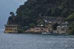 Verschiedene Huser und Hotels am Ufer des Gardasees und an den Felsen angebaut, nahe Riva del Garda.