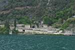 Straenbauwerke mit Tunnel Eingang in die Felswand nahe Riva del Garda am Gardasee.
