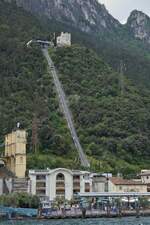 Panorama Standseilbahn nahe dem Schiffsanleger in Riva del Garda zur Bastion von Riva, hoch ber Riva del Garda am Gardasee.