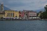 Blick von der Fhre Tonale, auf die Uferpromenade von Riva del Garda mit dem Apponale Turm.