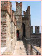 Auf der Scaligerburg von Sirmione hat man eine herrliche Aussicht auf die idyllische Altstadt und die Bucht von Simione.