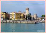 Blick auf Sirmione von der Fhre aus, rechts im Hintergrund die Festung Sirmione.