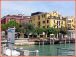 Blick von den Hafenanlagen Sirmiones zum herrlich angelegten  Hotel Sirione 